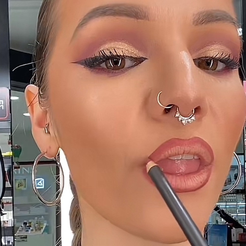 βοΈ SOAR a MAC LIP PENCIL. RETAIL $25. **NEW IN THE BOX. - Picture 7 of 14